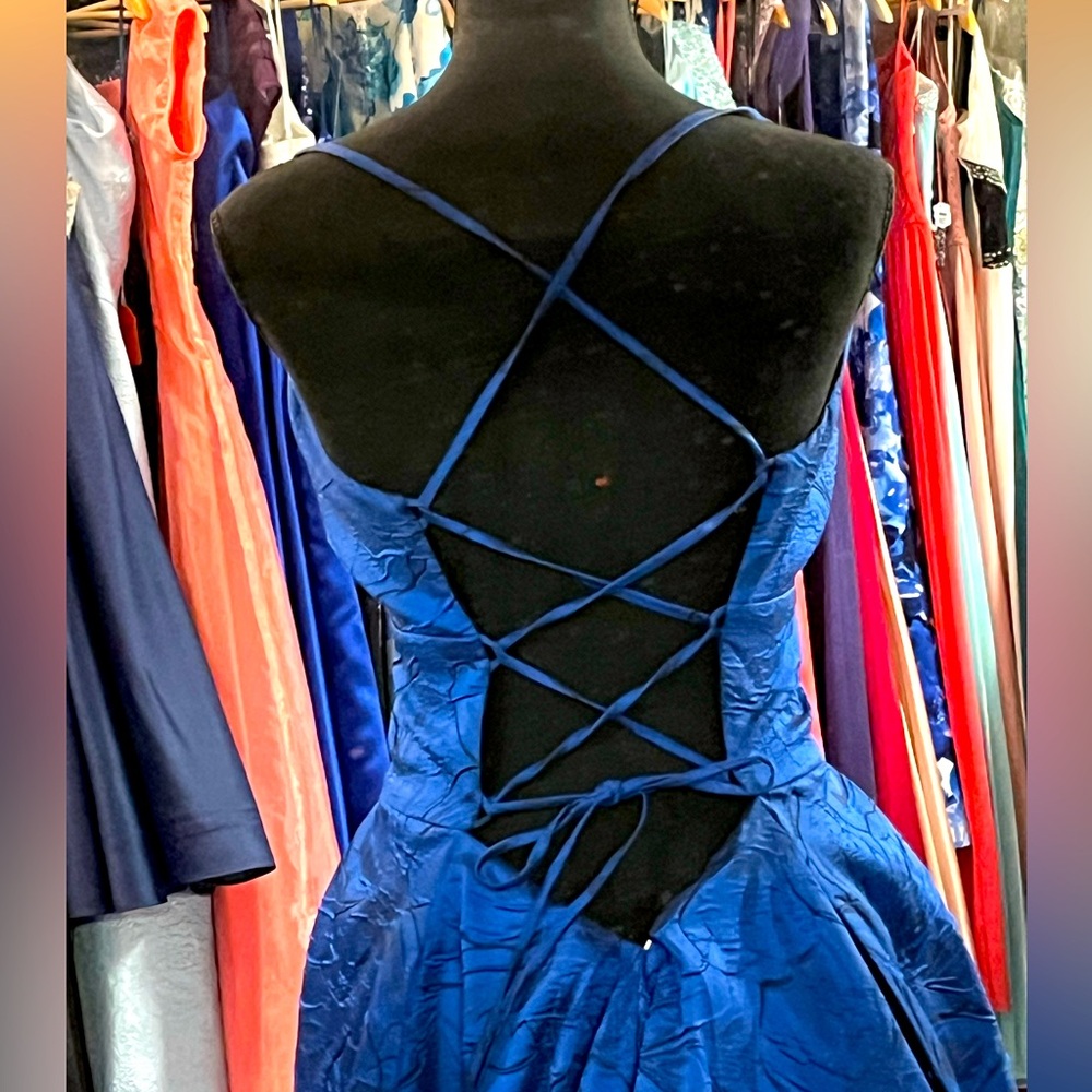 Long and full dress - Picture 4 of 4
